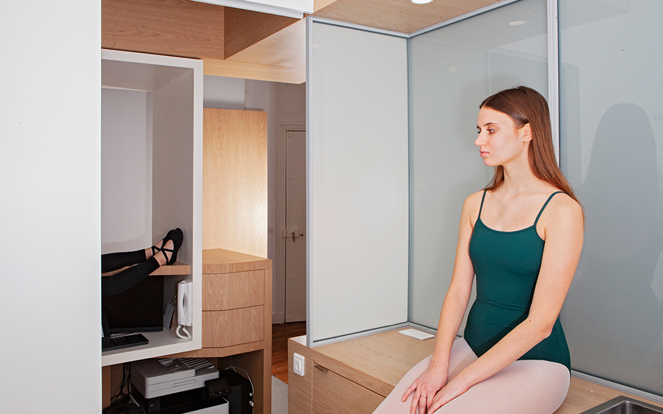 Bien naître, Paris 8 | Cabinet médical pour 3 gynécolques | salle d'attente avec accueil et kitchenette derrière une cloison vitrée industrielle