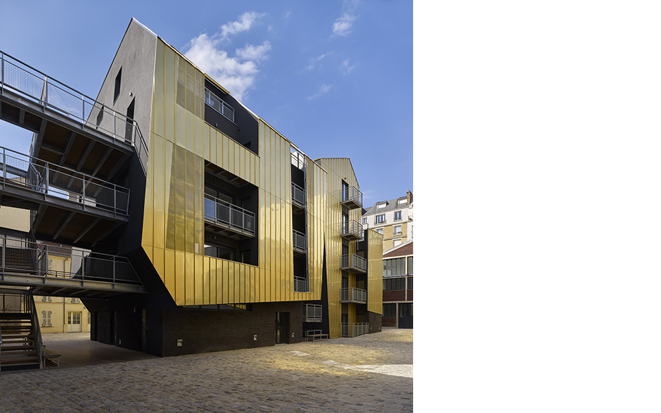 bâtiment aux espaces partagés, escaliers exterieurs, coursives et balcons loggias derrière une maille de cuivre