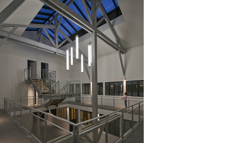 halle patrimoniale restaurée | cour intérieure partagé avec façade intérieures et escalier suspendu