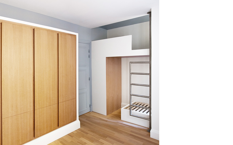 Mobiliers sculptés, Paris 16 | chambre avec dressing, lits superposés et échelle sur-mesures